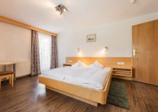 doppelzimmer-edelweiss-balkon-hotel-seefeld-batzenhaeusl-3333-dj
