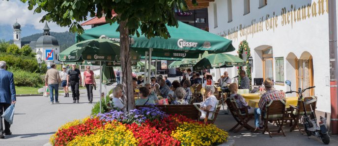 Gasthof Batzenhäusl mit Blumen